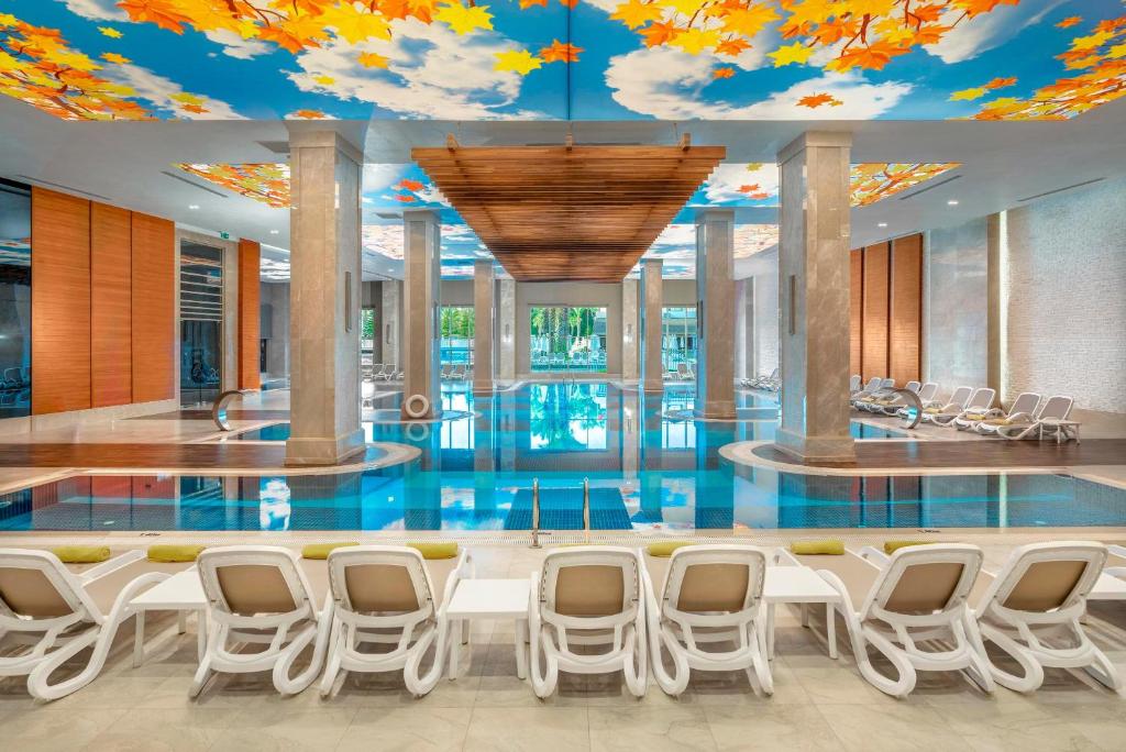 Iekštelpu baseins ar krāsainu griestu gleznojumu Kirman Sidemarin Beach & Spa