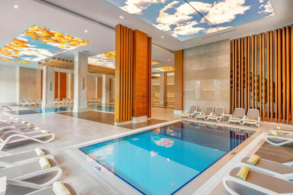 Kirman Sidemarin Beach & Spa iekštelpu peldbaseins ar modernu dizainu