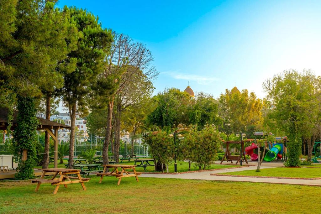 Zaļš parks ar bērnu spēļu laukumu pie Kirman Sidemarin Beach & Spa