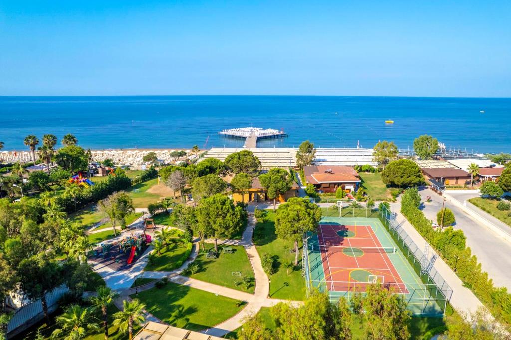 Skats uz pludmali un sporta laukumu Kirman Sidemarin Beach & Spa.