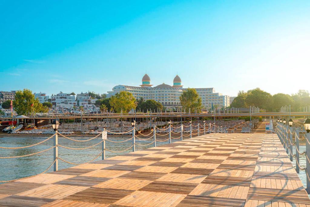 Koka tilts piekrastē ar Kirman Sidemarin Beach & Spa viesnīcu fona.