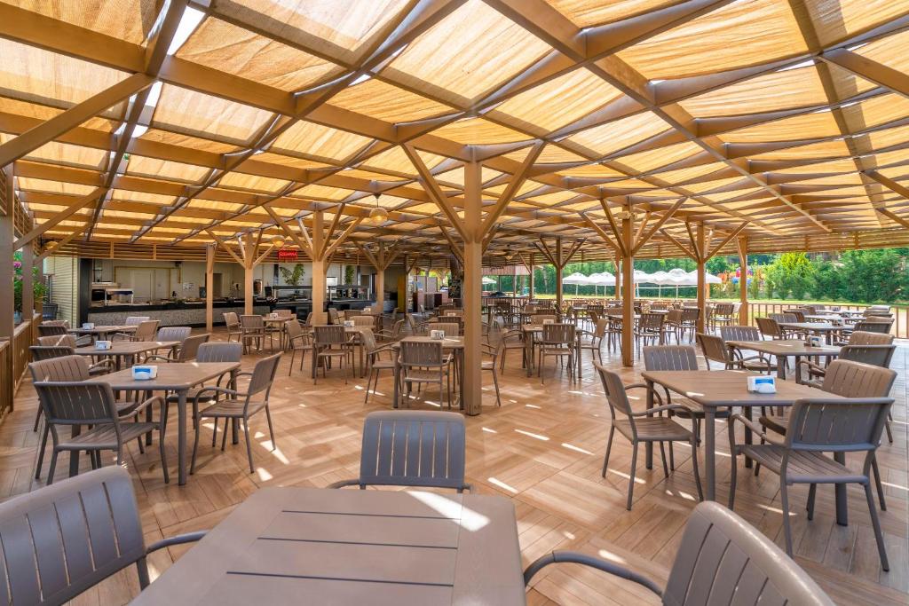 Āra restorāns pie Kirman Sidemarin Beach & Spa, brīva telpa ar galdiem.