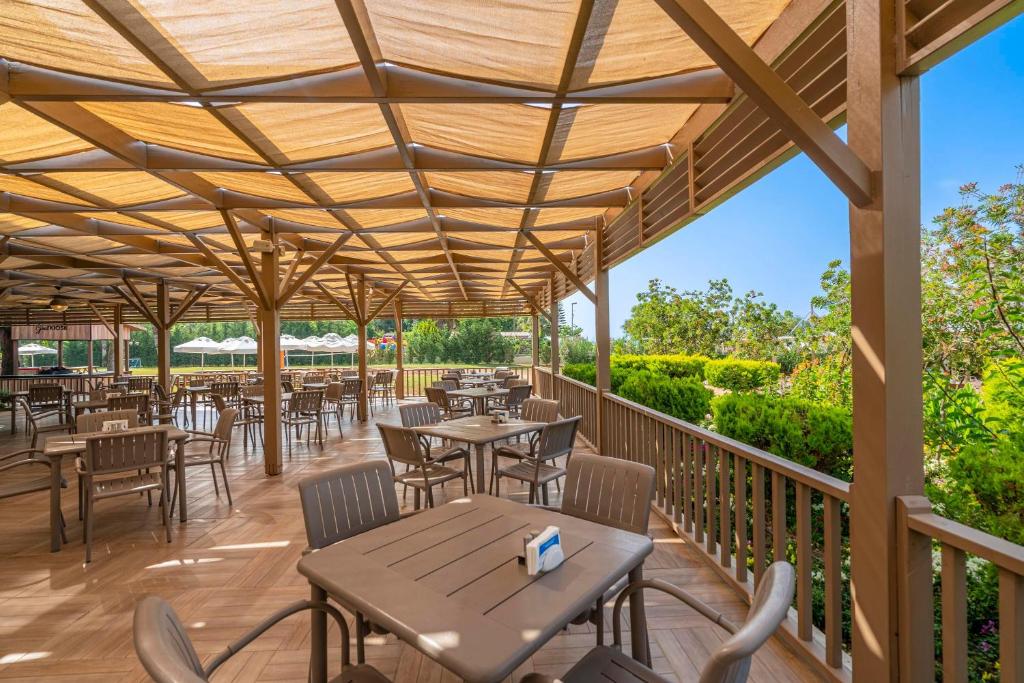 Terase ar ēdināšanas galdiem pie Kirman Sidemarin Beach & Spa