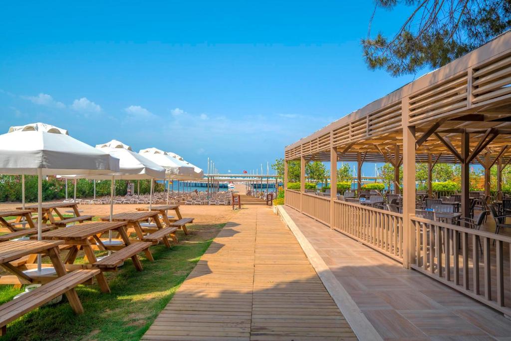 Atpūtas zona piekrastē ar ērtām galdiem hotelī Kirman Sidemarin Beach & Spa.