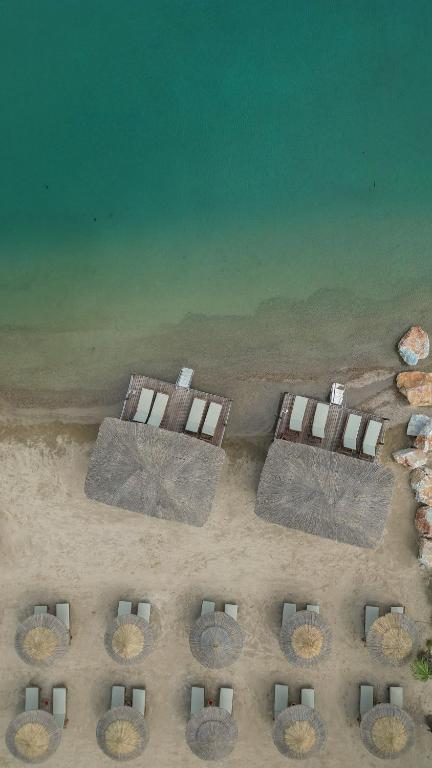 Skats uz La Blanche Island Bodrum pludmali ar sauļošanās krēsliem