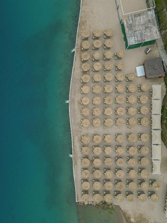 Pludmales zona ar sauļošanās krēsliem pie La Blanche Island Bodrum