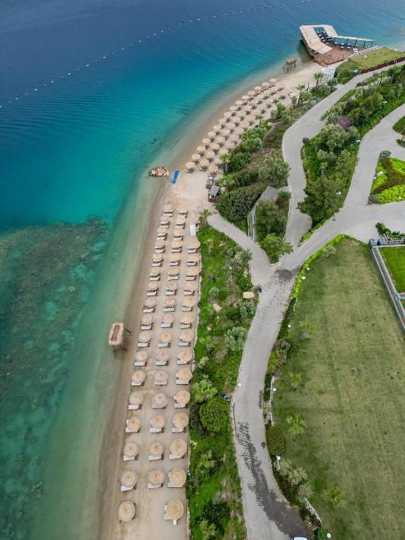 Piekraste ar sauļošanās krēsliem pie La Blanche Island Bodrum