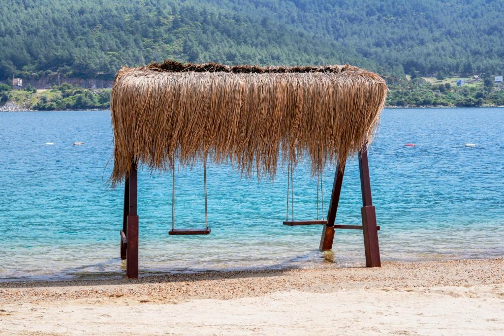 Šūpuļtīkls piekrastē pie La Blanche Island Bodrum.