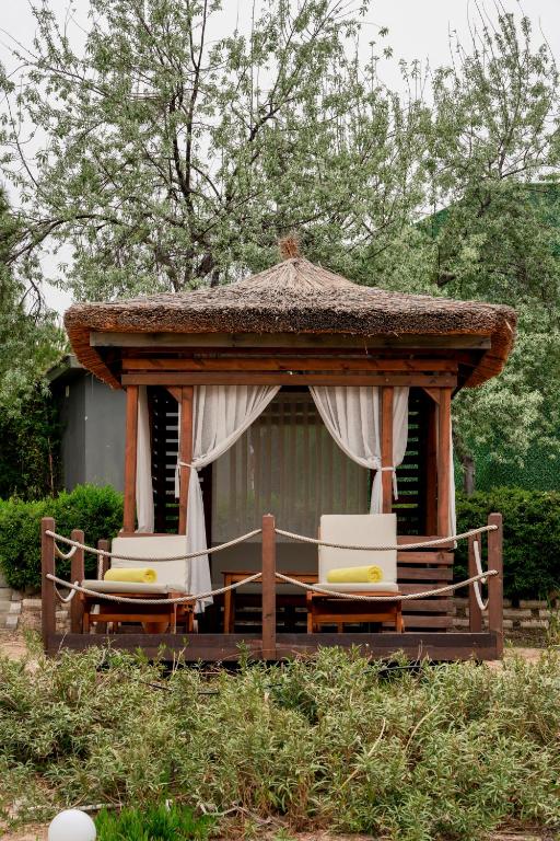 Pavāzīte pie La Blanche Island Bodrum ar divām atpūtas krēsliem