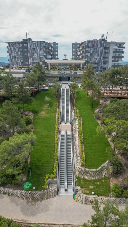 Skats uz La Blanche Island Bodrum viesnīcu un tās ainavu, kas piedāvā modernu arhitektūru.