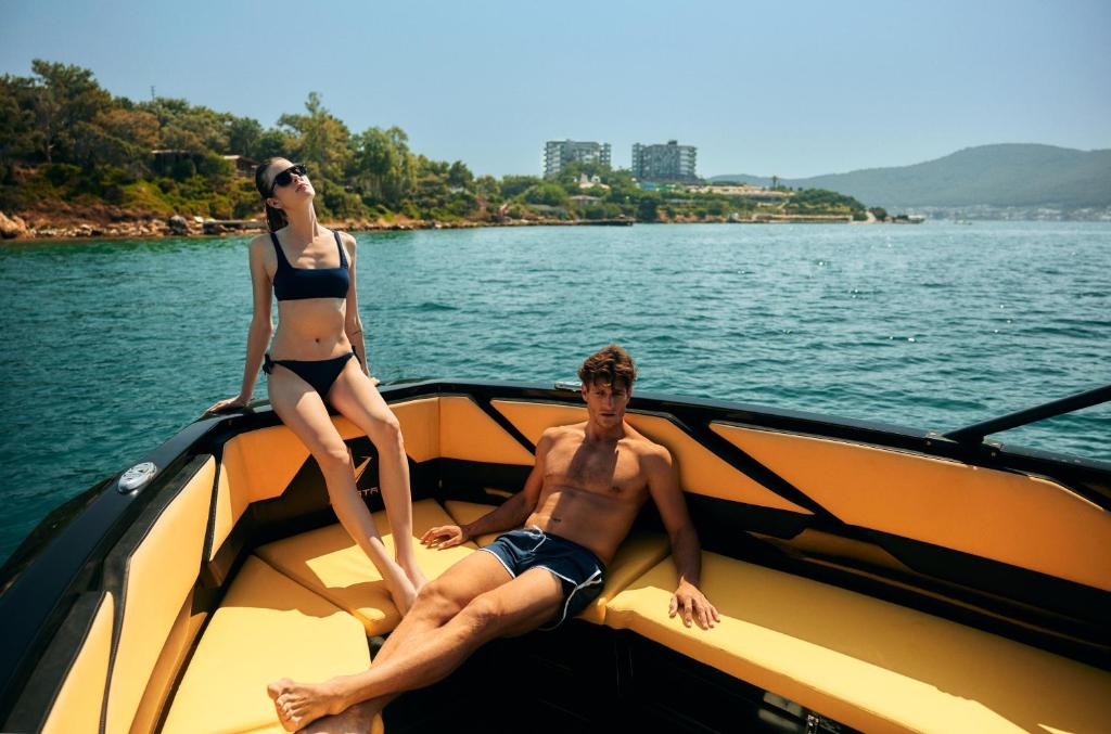 Jauni pāris atpūšas laivā pie La Blanche Island Bodrum