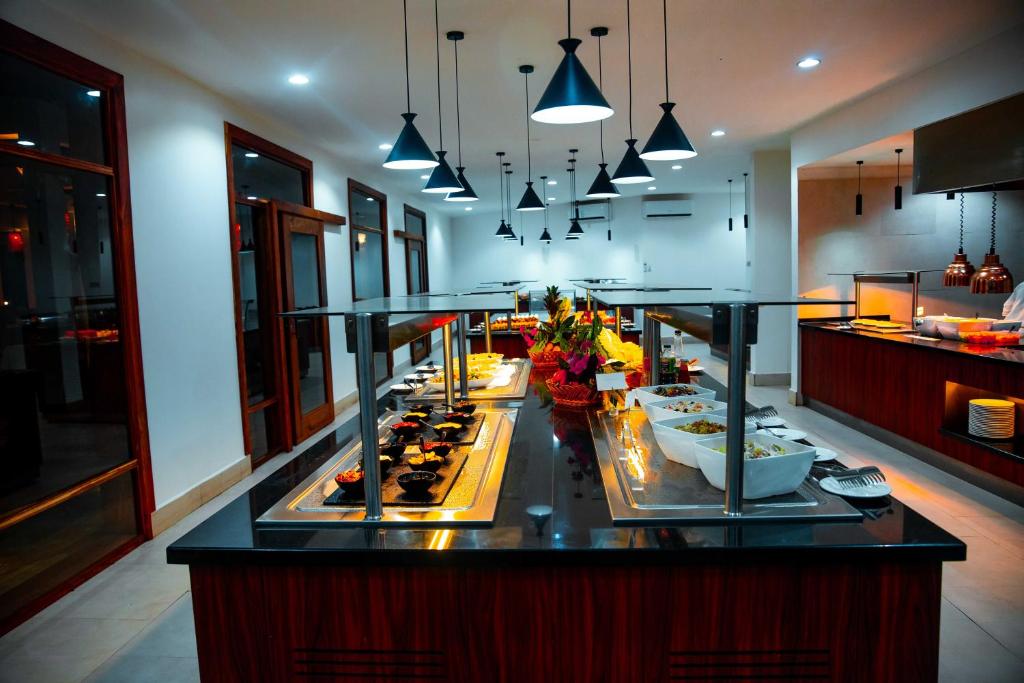 SBH Monica Zanzibar bufetes restorāns ar plašu ēdienu izvēli.