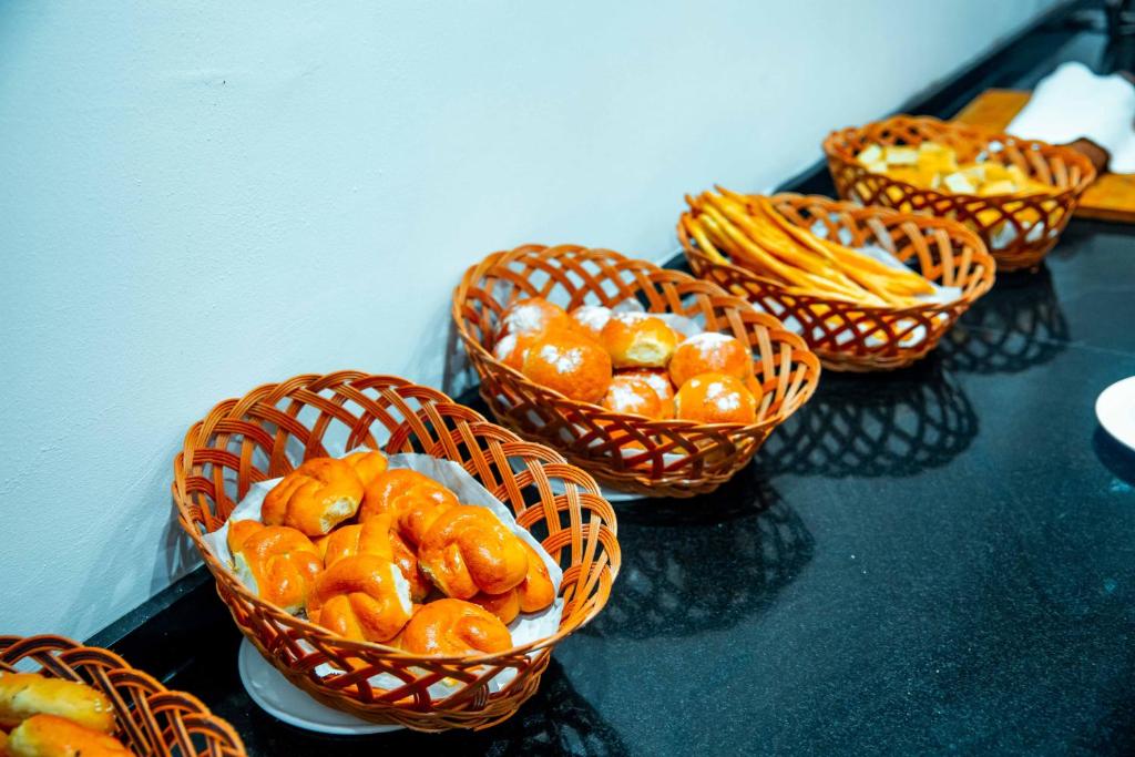 SBH Monica Zanzibar viesnīcas brokastu bufetes svaigie maizītes.