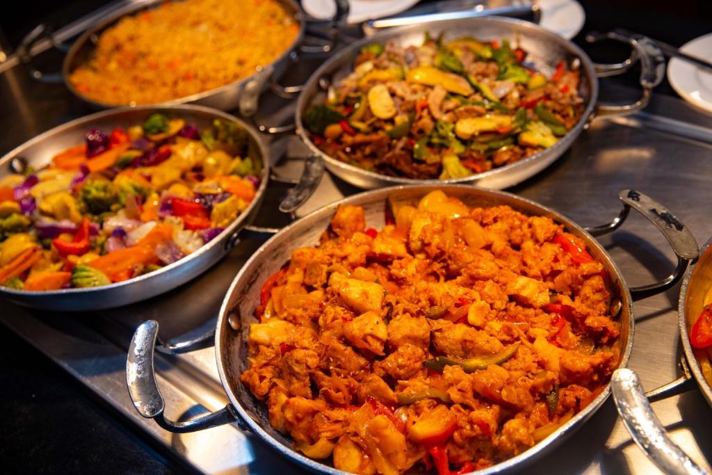 SBH Monica Zanzibar bufetes izvēle ar dažādiem ēdieniem