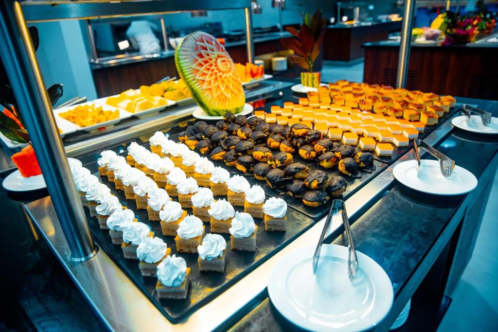 SBH Monica Zanzibar desertu bufete ar dažādiem konditorejas izstrādājumiem.