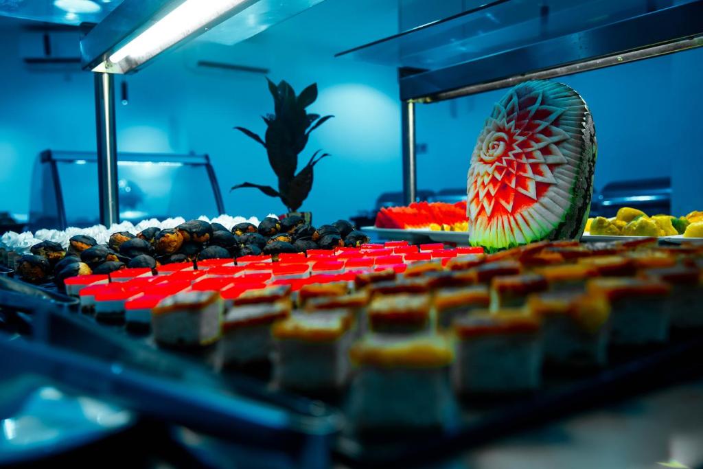 SBH Monica Zanzibar bufetes piedāvājums ar greznu augļu dekoru