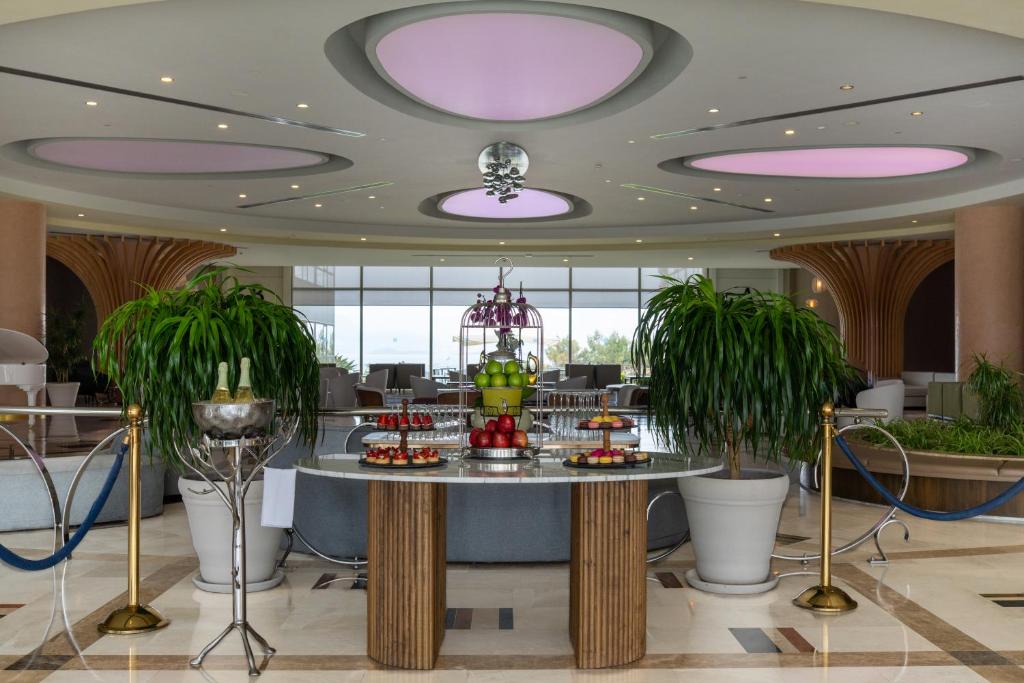 La Blanche Island Bodrum viesnīcas mūsdienīgs un elegants vestibils ar augiem un uzkodām.