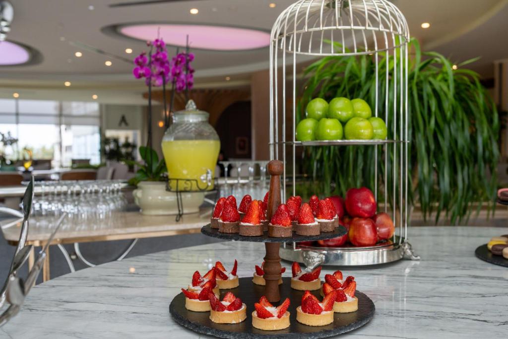 Svaigi deserti ar zemenēm un augļiem La Blanche Island Bodrum