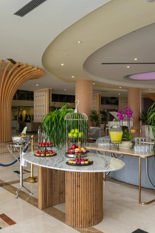 Pusdienu bufete ar augļiem un desertiem La Blanche Island Bodrum