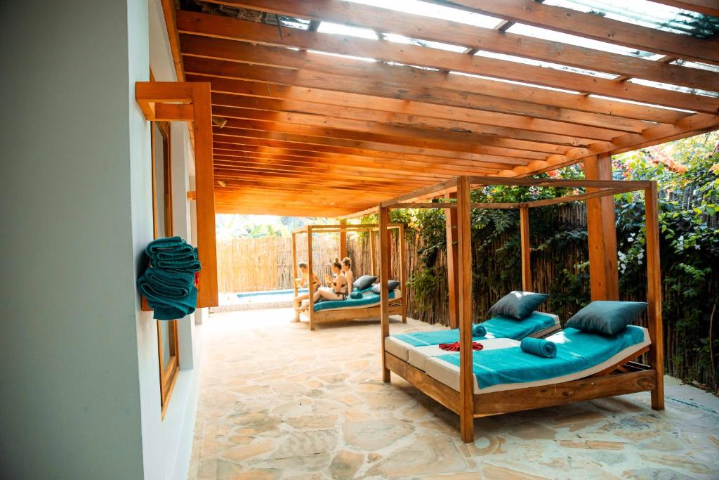 Atpūtas zona ar guļamkrēsliem viesnīcā SBH Monica Zanzibar