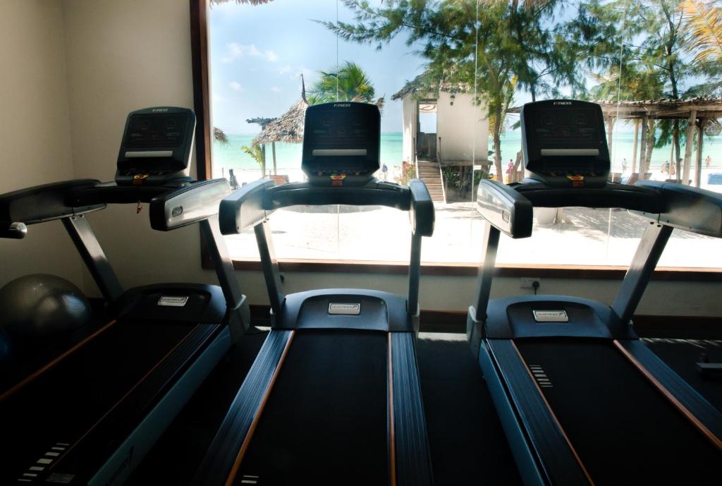 SBH Monica Zanzibar trenažieru zāle ar skatu uz pludmali