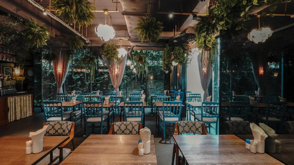 Sugar Marina Surf viesnīcas restorāns ar zaļiem augiem un modernu interjeru.