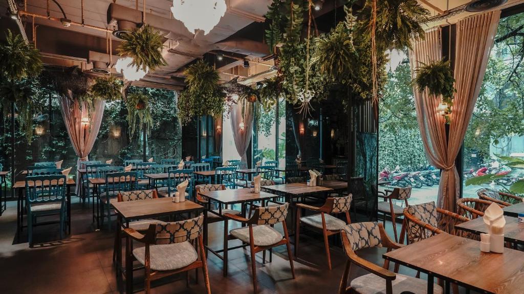 Elegants restorāns ar zaļiem augiem Sugar Marina Surf, kas rada relaksējošu atmosfēru.