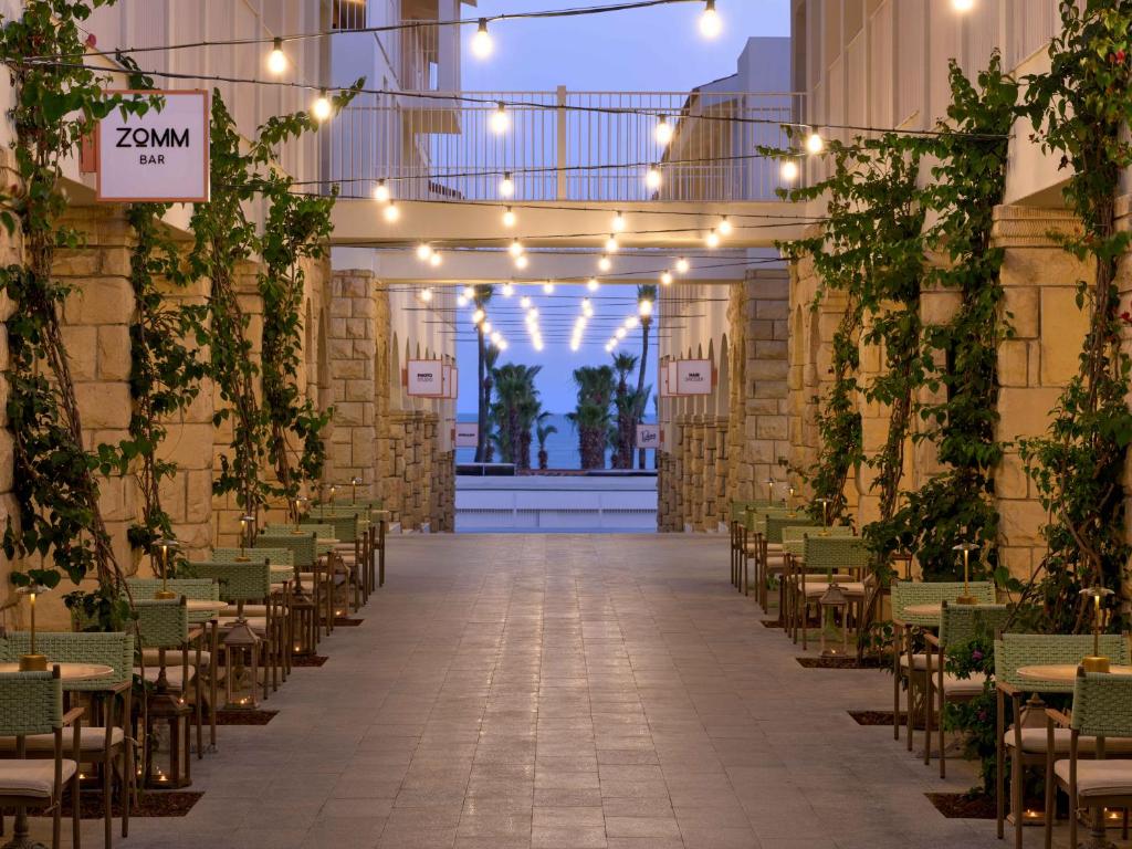 Paloma Grida restorāna terase ar vakara apgaismojumu