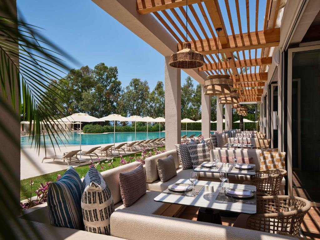 Āra terase ar skatu uz baseinu viesnīcā Paloma Grida.