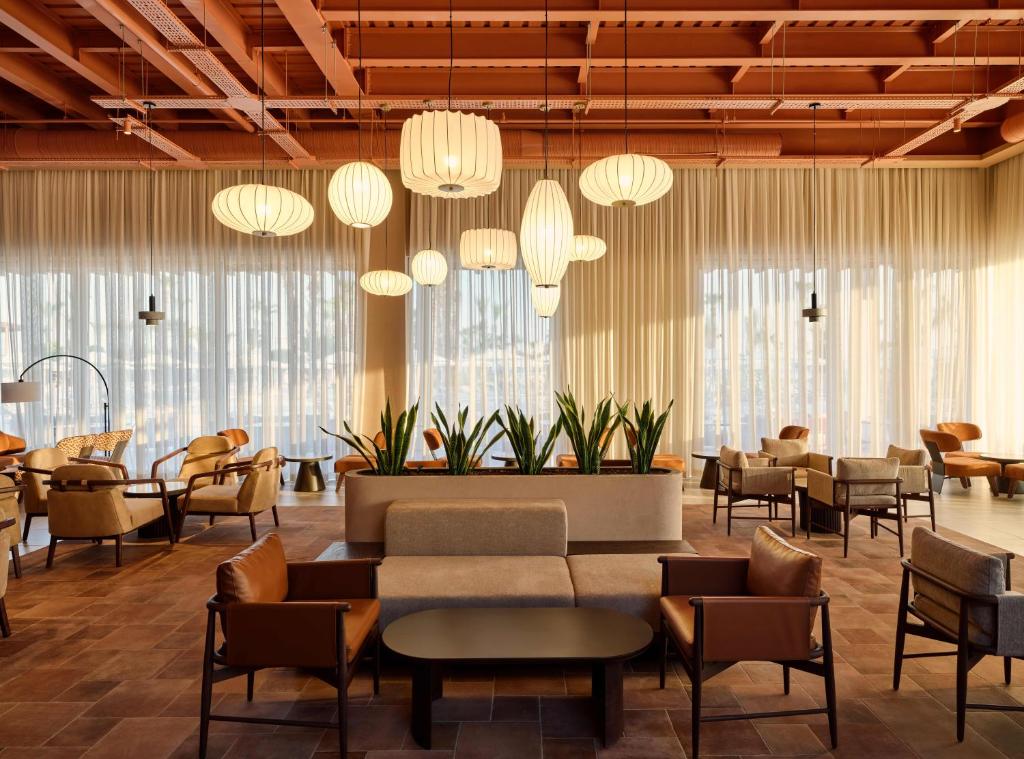 Stilīgs atpūtas telpa viesnīcā Paloma Grida ar modernu interjeru.