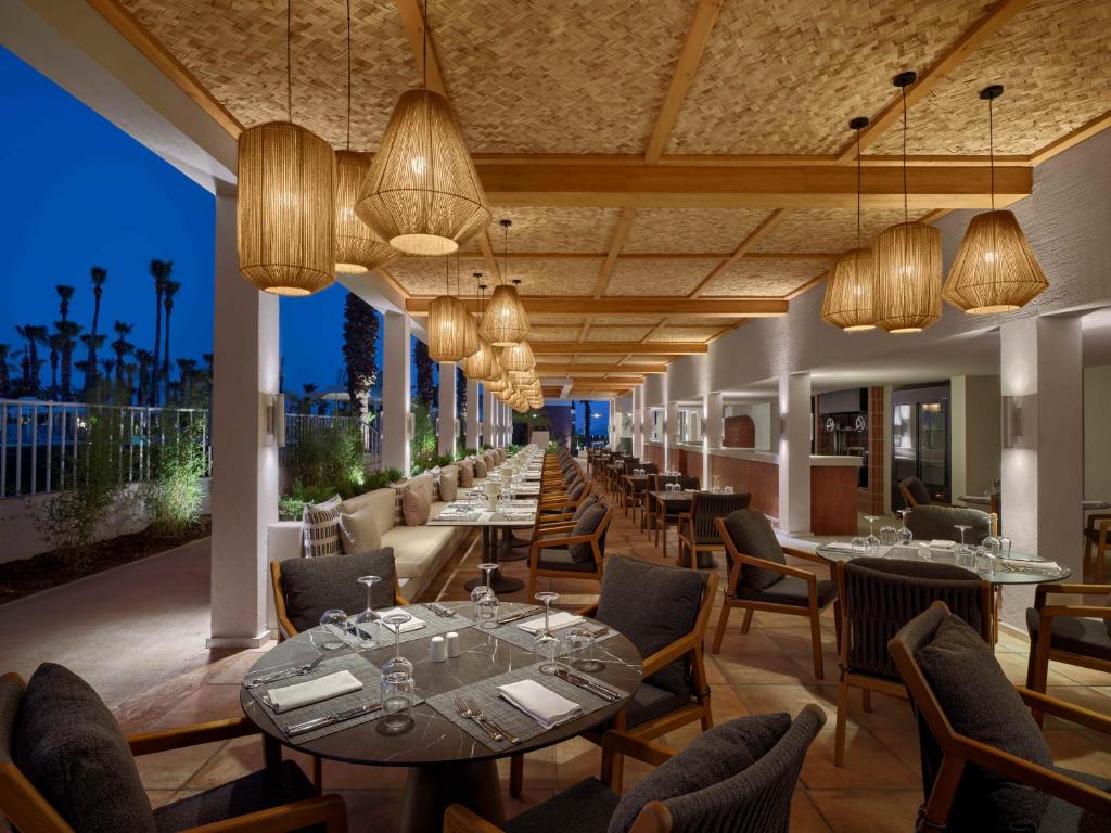 Restorāns ar elegantu apgaismojumu viesnīcā Paloma Grida