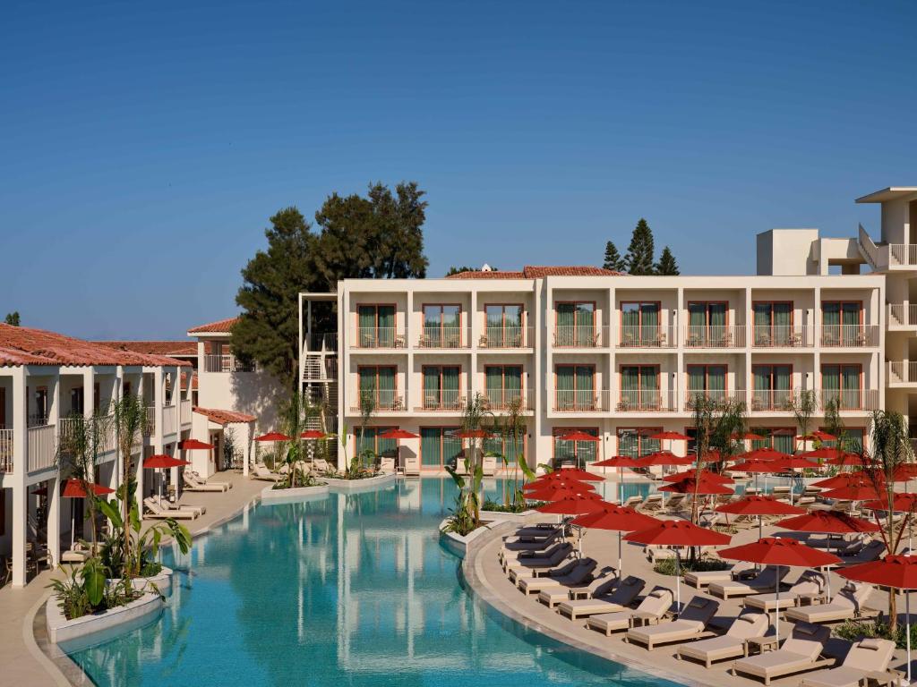 Paloma Grida baseins un terase ar saulessargiem