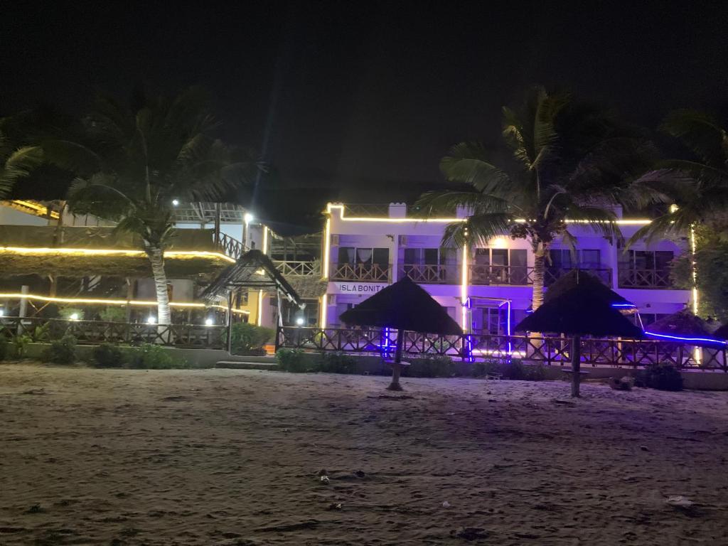 Isla Bonita Zanzibar Beach Resort naktī pie pludmales