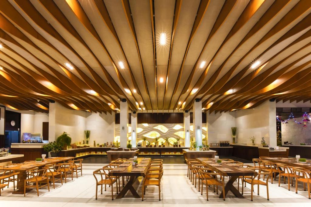 Restorāns ar modernu interjeru viesnīcā The Cliff Resort & Residences.