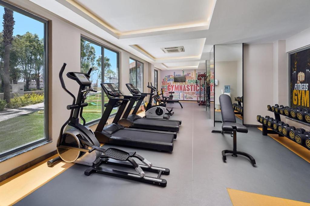 Mūsdienīgs trenažieru zāle Annabella Diamond Hotel ar dažādiem iekārtām.