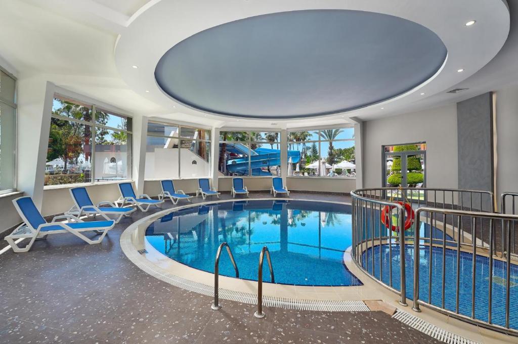 Iekštelpu peldbaseins ar saulessargiem Annabella Diamond Hotel