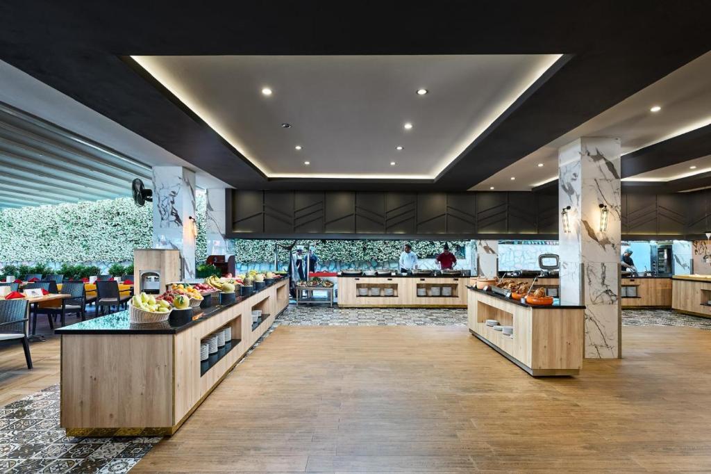 Annabella Diamond Hotel bufete ar svaigiem augļiem un modernu dizainu