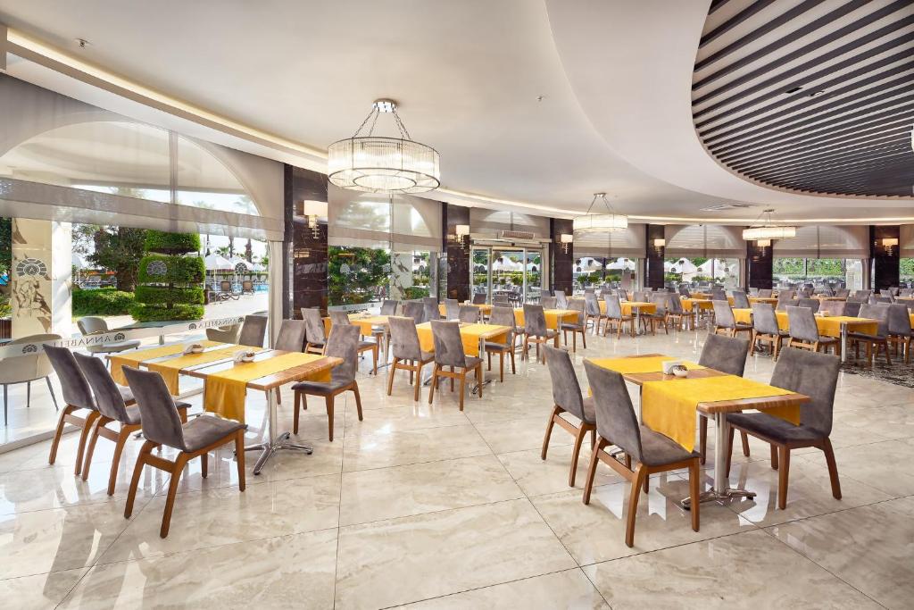 Moderns restorāns ar gaišām krāsām Annabella Diamond Hotel