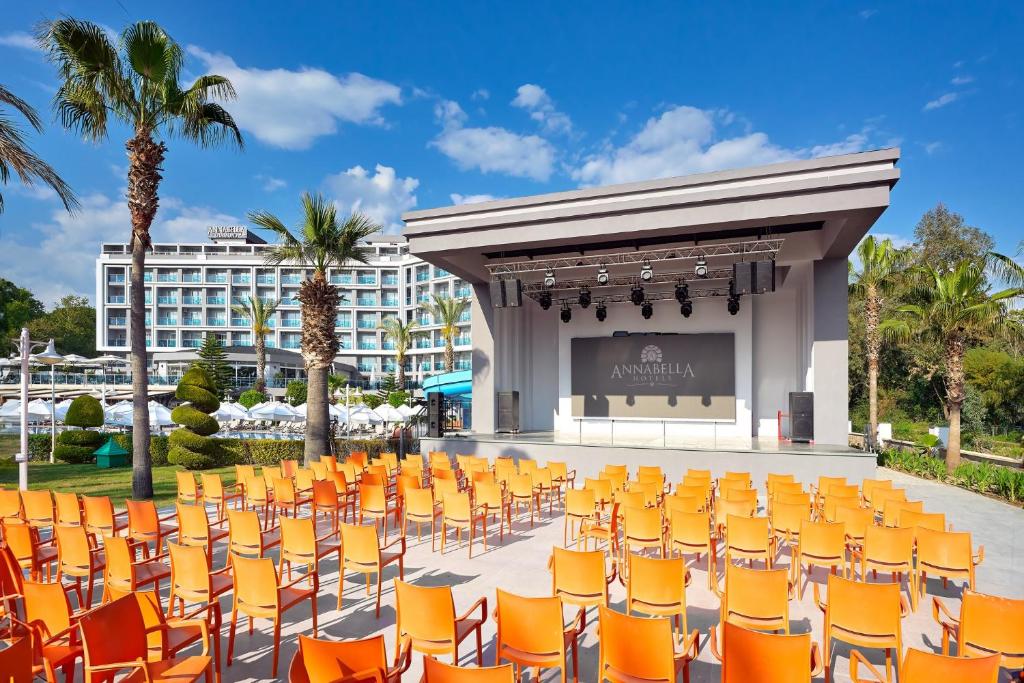 Vasaras skatuve ar oranžām krēsliem pie Annabella Diamond Hotel