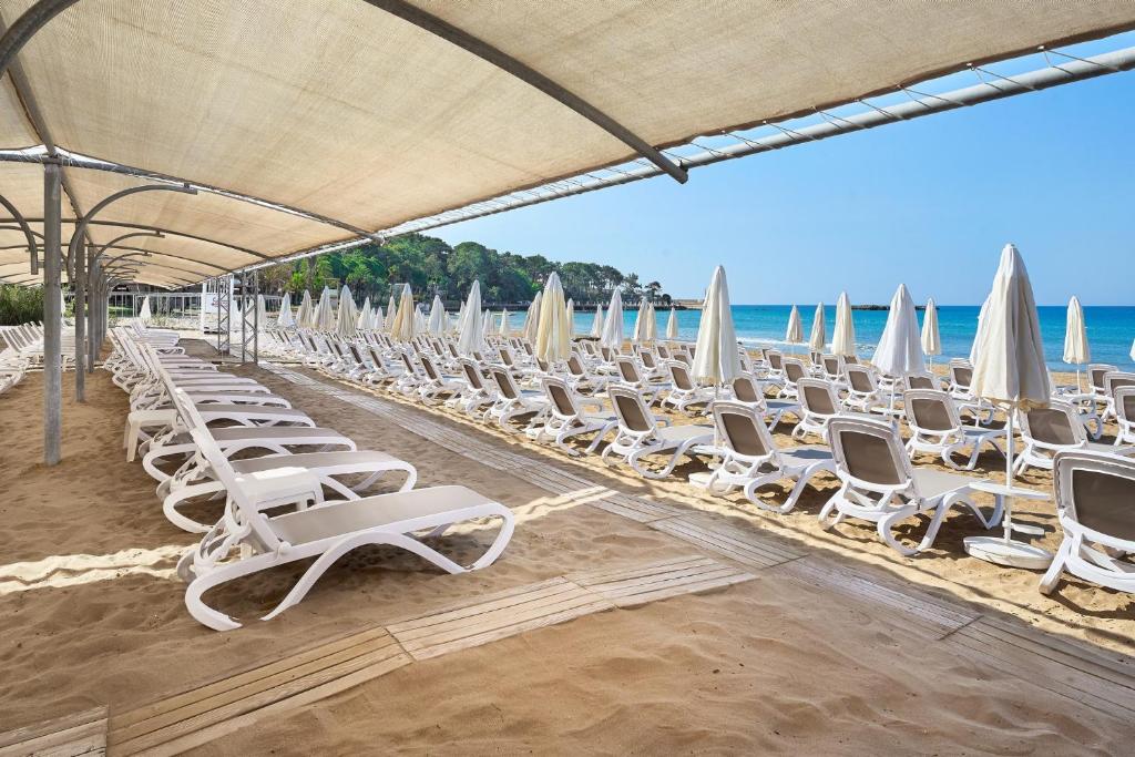 Vasaras sauļošanās krēsli pie Annabella Diamond Hotel pludmales.