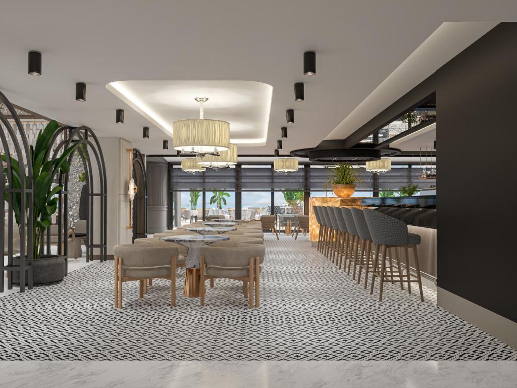 Mūsdienīgs restorāns Annabella Diamond Hotel ar elegantu dizainu un plašiem logiem.