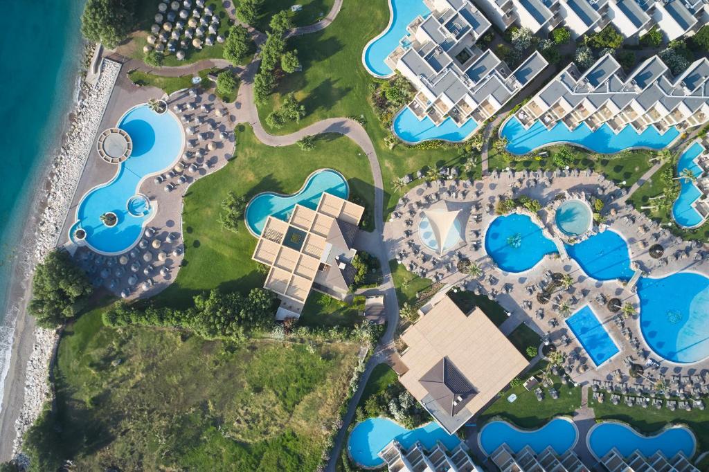 Atlantica Aegean Blue viesnīcas peldbaseini un apkārtne no putna lidojuma