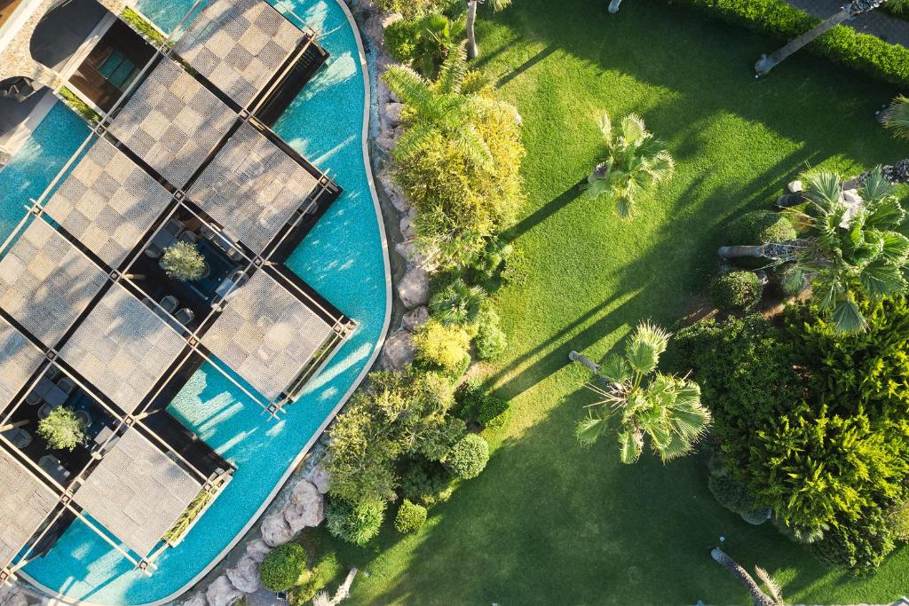 Skats uz Atlantica Aegean Blue baseinu un dārzu no augšas.