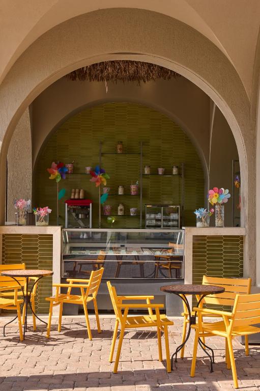 Krāsains kafijas stūris Atlantica Aegean Blue ar dzeltenām krēslām