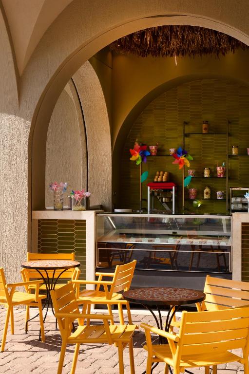 Papildiniet savu pieredzi Atlantica Aegean Blue ar saldējumam pie kafejnīcas.