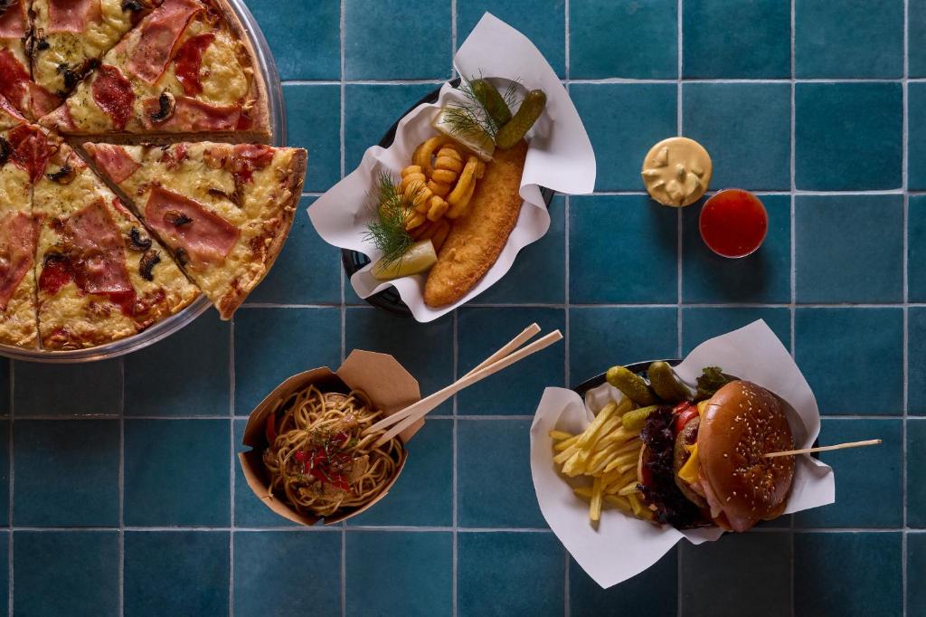 Svaigi pagatavota pārtika no Atlantica Aegean Blue, tostarp pica un burgeri.