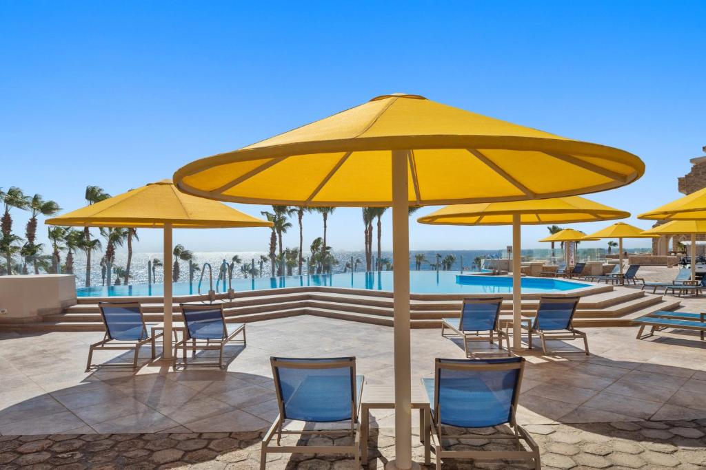 Saulaina atpūtas zona pie baseina pie Pickalbatros Citadel Resort