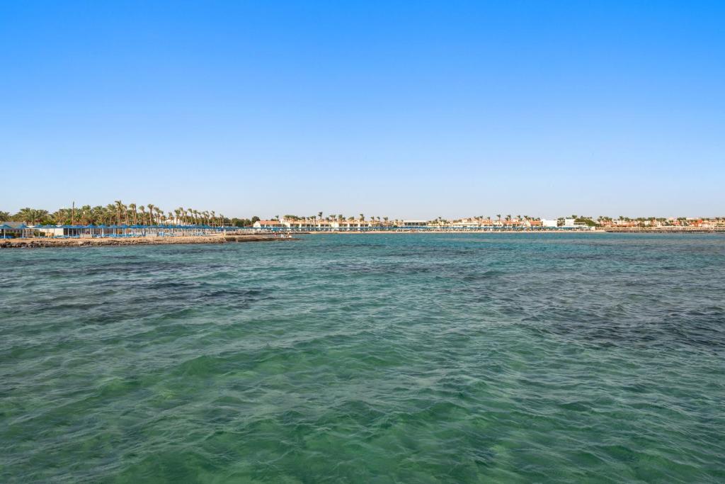 Skaists skats uz Pickalbatros Dana Beach Resort piekrasti un dzidro ūdeni.