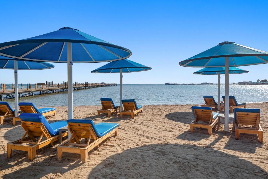 Kājītes un lietussargi pie jūras pie Pickalbatros Dana Beach Resort