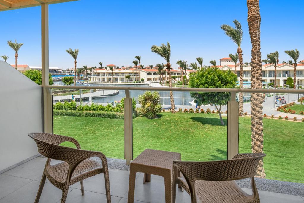 Skats no balkona uz zaļo teritoriju un dīķi pie Pickalbatros Dana Beach Resort